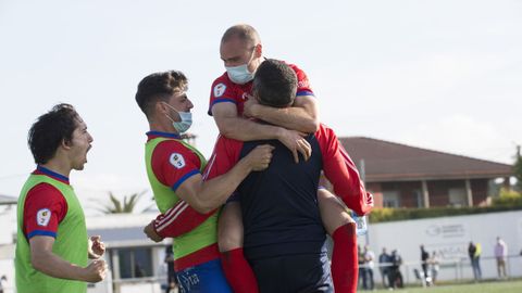 Plantilla y cuerpo técnico de la UD Ourense celebraron la victoria al finalizar el encuentro