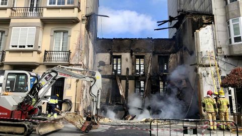 Las empresas de gas y electricidad trabajan para restablecer el servicio después del incendio de una vivienda en pleno centro de Vilalba