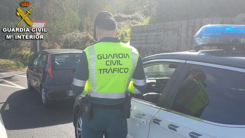 Intervención de la Guardia Civil de Tráfico de Pontevedra, en una imagen de archivo