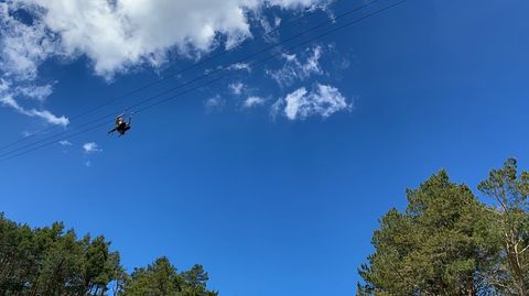 Así se prepara Manzaneda para su reapertura total.La tirolina, de 250 metros de descenso a 45 kilómetros por hora y a una altura de diez metros del suelo