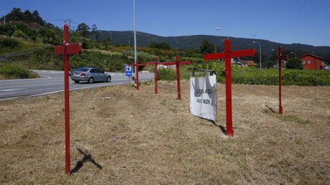 Cruces instaladas de los vecinos de Campañó en el punto donde arrancaría la variante