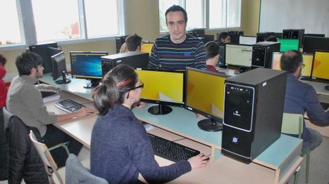 Estudiantes de un ciclo de informática en el instituto A Pinguela, de Monforte