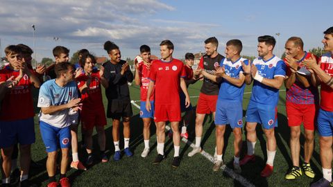 El delantero (en el centro de la imagen) destaca la comunión que se siente en la plantilla y con la afición