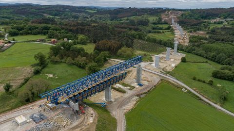 Los pilares del puente carretero más largo de la provincia de Lugo, el de Pambre de la A-54, ya están colocados