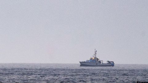 El buque gallego Ángeles Alvariño fotografiado este lunes frente a la bahía del puerto de Santa Cruz de Tenerife, donde continúa la búsqueda de las niñas Anna y Olivia.