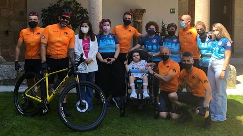 Rovira (en el centro de la foto), en Mérida junto a los padres de niñas con síndrome de Rett que se han sumado al reto FinisteRett, así como representantes de la Fundación Ochotumbao y de la Asociación Mi Princesa Rett. El objetivo del grupo de peregrinos es visibilizar la enfermedad rara y obtener fondos para su investigación.