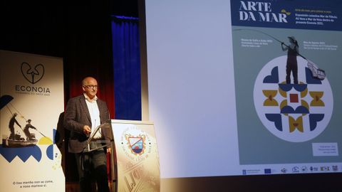 Exposición de arte feita con lixo mariño no liceo de Noia