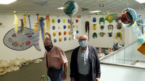 Exposición de arte feita con lixo mariño no liceo de Noia