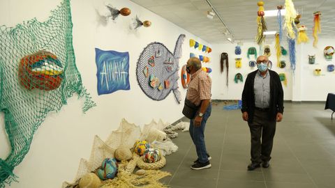 Exposición de arte feita con lixo mariño no liceo de Noia