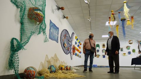 Exposición de arte feita con lixo mariño no liceo de Noia
