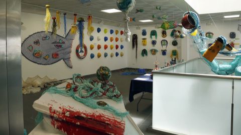 Exposición de arte feita con lixo mariño no liceo de Noia