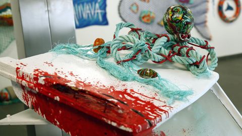 Exposición de arte feita con lixo mariño no liceo de Noia