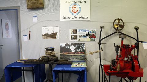 Exposición de arte feita con lixo mariño no liceo de Noia