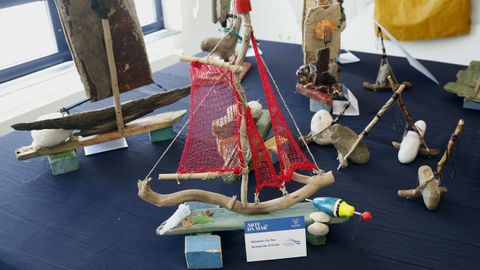 Exposición de arte feita con lixo mariño no liceo de Noia