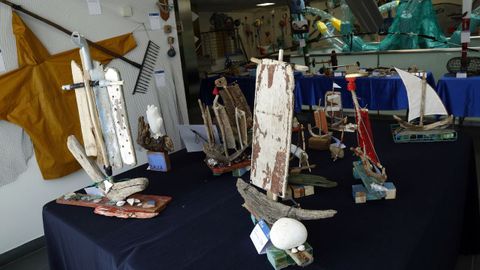 Exposición de arte feita con lixo mariño no liceo de Noia