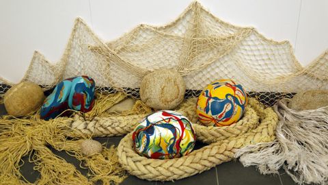 Exposición de arte feita con lixo mariño no liceo de Noia
