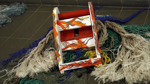 Exposición de arte feita con lixo mariño no liceo de Noia