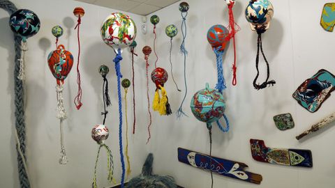 Exposición de arte feita con lixo mariño no liceo de Noia