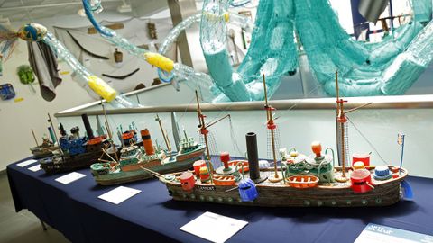 Exposición de arte feita con lixo mariño no liceo de Noia