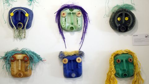 Exposición de arte feita con lixo mariño no liceo de Noia