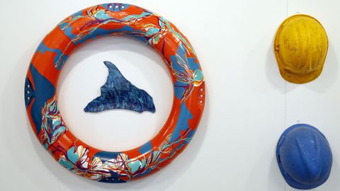 Exposición de arte feita con lixo mariño no liceo de Noia