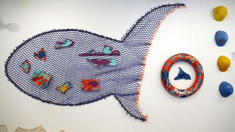 Exposición de arte feita con lixo mariño no liceo de Noia
