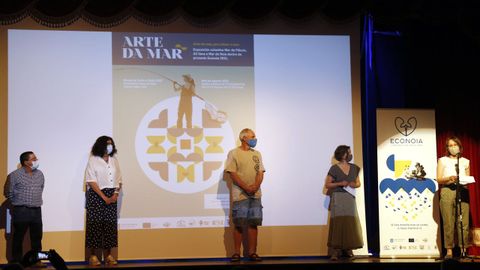 Exposición de arte feita con lixo mariño no liceo de Noia