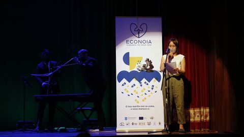 Exposición de arte feita con lixo mariño no liceo de Noia