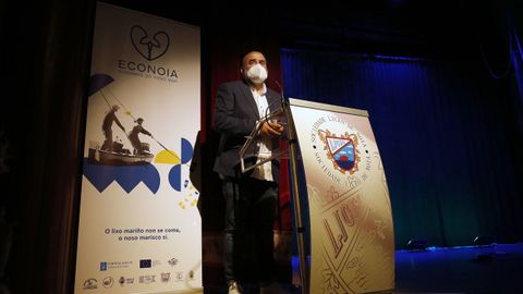 Exposición de arte feita con lixo mariño no liceo de Noia