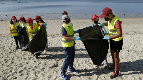 Programa Ludieduca de Jealsa y La Cruz Roja con motivo del día de los océanos en Barraña y o Areal