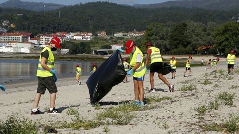 Programa Ludieduca de Jealsa y La Cruz Roja con motivo del día de los océanos en Barraña y o Areal
