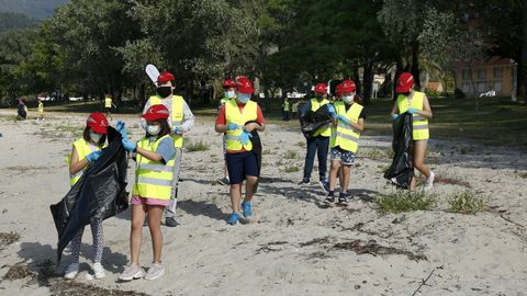 Programa Ludieduca de Jealsa y La Cruz Roja con motivo del día de los océanos en Barraña y o Areal