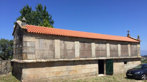 El hórreo, de grandes dimensiones, también fue objeto de restauración