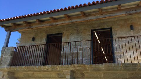 El balcón de la fachada del pazo