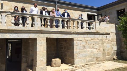 El patio que mira al jardín del pazo tiene una enorme balconada