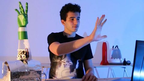 El representante santiagués de VermisLab Sergio Dacal se llevó el segundo premio del público en la Maker Faire Galicia por su mano robótica controlada por inteligencia artificial y sensores musculares. La aspiración es ayudar con ella a personas con ciertas discapacidades.