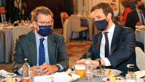 El presidente de la Xunta, en Nueva Economía Forum, sentado al lado del presidente del partido, Pablo Casado