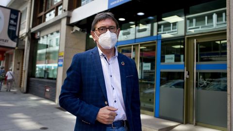 Antonio Vázquez, senador socialista por A Coruña, esta mañana ante la sede de la Delegación de Sanidade en A Coruña, en la calle Durán Loriga