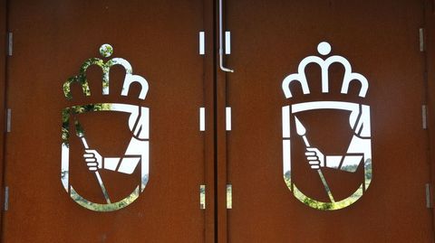 Decoración de las puertas con el escudo del Concello de Sanxenxo