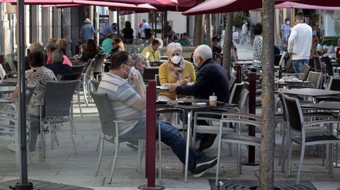Terrazas delimitadas con mamaparas en la zona peatonal de Monforte