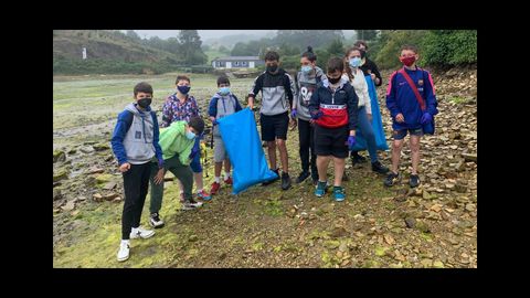 Alumnos de sexto del CEIP Gregorio Sanz de Ribadeo en la playa de Os Bloques