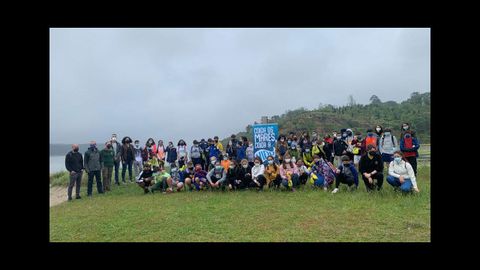 Alumnos de sexto del CEIP Gregorio Sanz ayer en la playa de Os Bloques