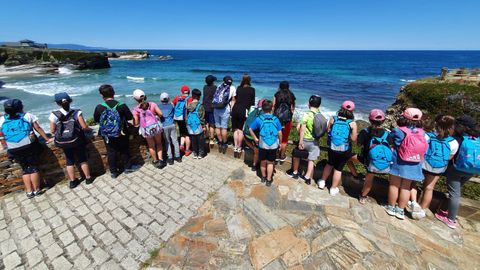 Alumnos de cuarto del CEIP Santa Rita de Galdo en el tramo de Ribadeo a Barreiros del Camiño do Mar