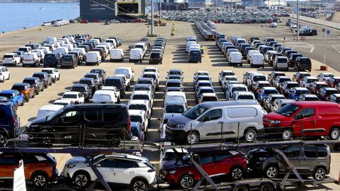 Coches de Stellantis en el puerto de Vigo