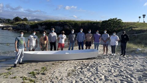 Parte del grupo que participó en la construcción de la chalana, en el portiño do Morás, donde botaron la embarcación para comprobar su flotabilidad