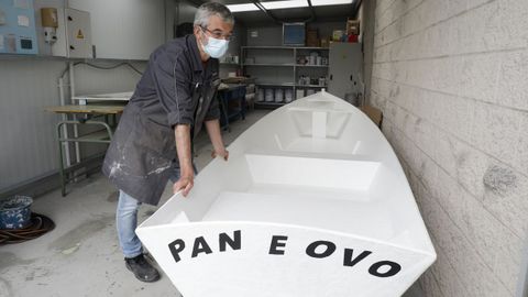 El profesor Daniel Paz Queiruga con la embarcación que fue construida en el taller de Metais e Polímeros del instituto de Xove