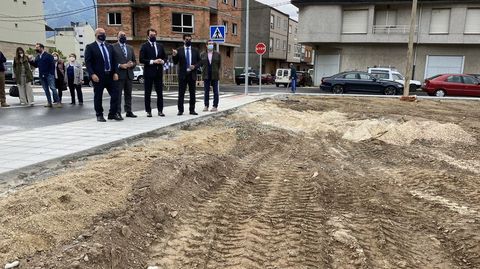El alcalde, Álvaro Fernández, visitando los terrenos donde irá el centro de salud con el conselleiro de Sanidade, Julio García, y el presidente de la Diputación, José Manuel Baltar