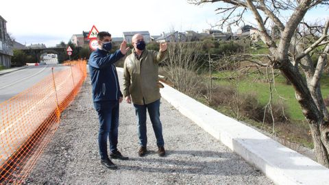 José María Lago, visitando una senda peatonal en A Gudiña