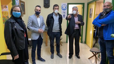 La alcaldesa de Carballeda, María del Carmen González, durante una visita al Clúster de la Pizarra