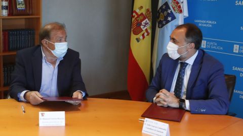 Hace unos días, Manuel Corzo y el conselleiro de Sanidade, Julio García, firmaron un convenio para hacer obras en el centro de salud